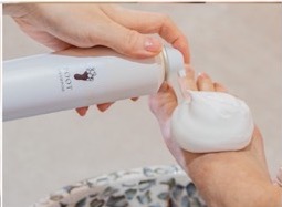 泡フットシャンプーで足浴をしている写真